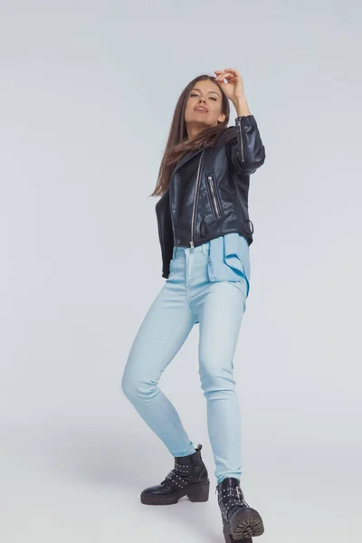 Fröhliches Mode Model Trägt Lederjacke Beim Tanzen Auf Grauem Studiohintergrund — Stockfoto
