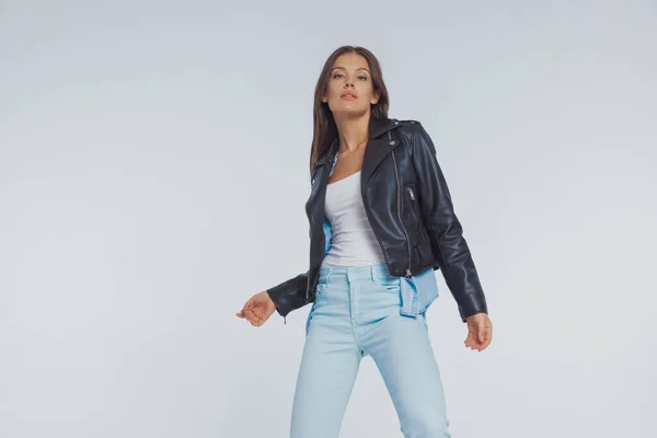 Encantadora Modelo Moda Con Chaqueta Cuero Mientras Está Pie Sobre —  Fotos de Stock