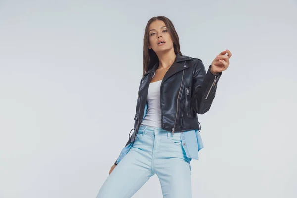 Bossy Mode Modell Klippa Fingrarna Bär Läder Jacka När Står — Stockfoto