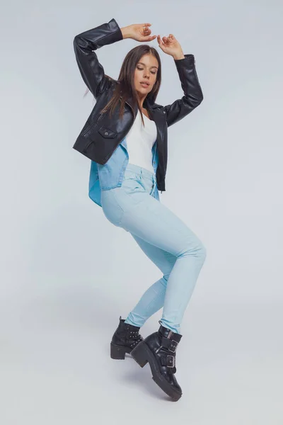 Leidenschaftliches Mode Model Trägt Lederjacke Und Tanzt Auf Grauem Studiohintergrund — Stockfoto