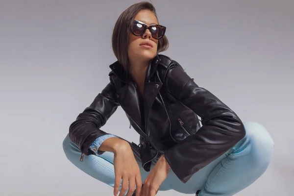 Magabiztos Divat Modell Néz Félre Miközben Visel Bőr Kabát Napszemüveg — Stock Fotó