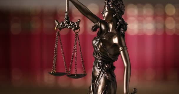 Статуя Правосудия Виде Женщины Завязанными Глазами Держащей Равновесие Меч Символизирующий — стоковое видео