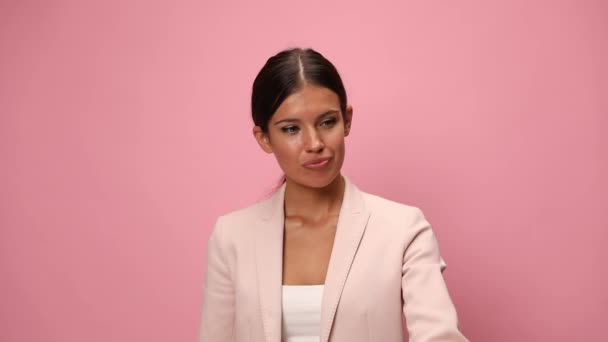 Ung Affärskvinna Rosa Kostym Hålla Spargris Bank Peka Finger Och — Stockvideo