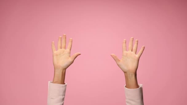 女人的手指着手指 竖起大拇指 在粉色的背景上跳舞 — 图库视频影像