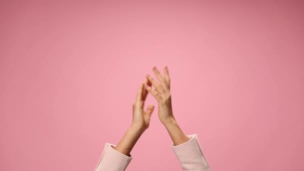 Ženské Ruce Tleskající Ukazující Prsty Tleskající Růžovém Pozadí — Stock video