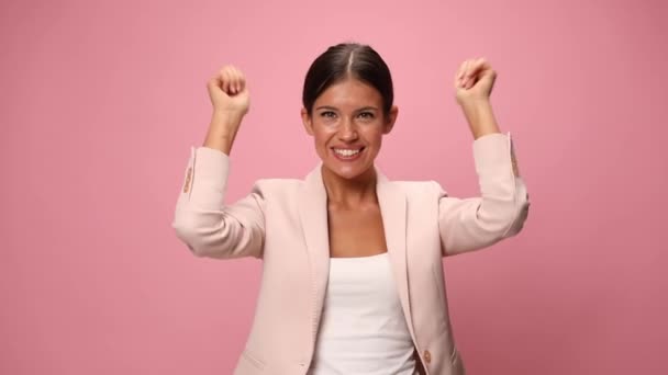 Ενθουσιασμένοι Επιχειρηματίας Φορώντας Ροζ Κοστούμι Κρατώντας Χέρια Στον Αέρα Και — Αρχείο Βίντεο