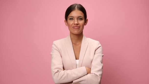 Sexy Mladá Podnikatelka Růžovém Obleku Sebevědomě Přes Paže Přikyvující Usmívající — Stock video