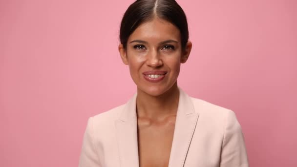 Feliz Mujer Negocios Traje Rosa Sonriendo Haciendo Pulgares Hacia Arriba — Vídeos de Stock