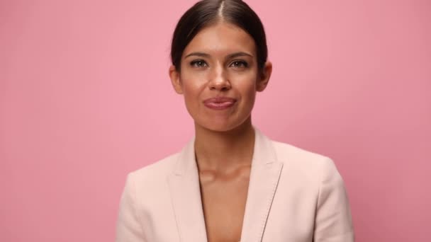 Sebevědomá Mladá Žena Růžovém Obleku Přikyvující Ukazující Prsty Usmívající Růžovém — Stock video