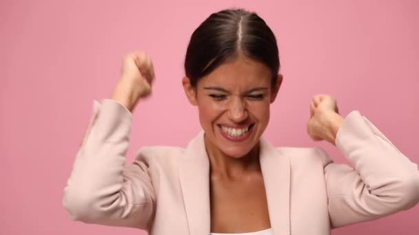 Ενθουσιασμένοι Νεαρή Επιχειρηματίας Ροζ Κοστούμι Κρατώντας Χέρια Στον Αέρα Και — Αρχείο Βίντεο