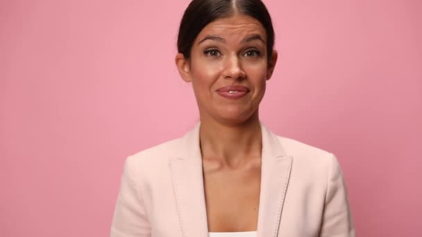 Překvapená Podnikatelka Růžovém Obleku Dělá Ohromený Obličej Přikyvování Fixace Vlasy — Stock video