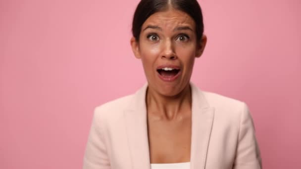 Entusiastisk Ung Affärskvinna Chockerande Öppna Munnen Hålla Armarna Luften Och — Stockvideo