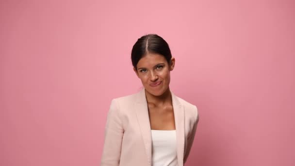 Entusiasta Mujer Negocios Traje Rosa Que Presenta Signo Número Uno — Vídeos de Stock