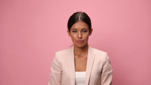 Mujer Negocios Vistiendo Traje Rosa Sosteniendo Recomendando Alcancía Azul Haciendo — Vídeos de Stock