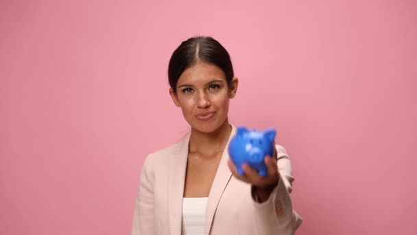 Feliz Joven Traje Rosa Presentando Alcancía Haciendo Pulgares Hacia Arriba — Vídeos de Stock