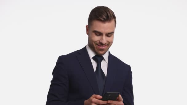 Szczęśliwy Młody Człowiek Granatowym Garniturze Trzymający Telefon Komórkowy Czytający Maile — Wideo stockowe