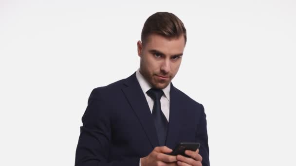 Przystojny Młody Biznesmen Granatowym Garniturze Trzymając Telefon Smsując Czytając Maile — Wideo stockowe