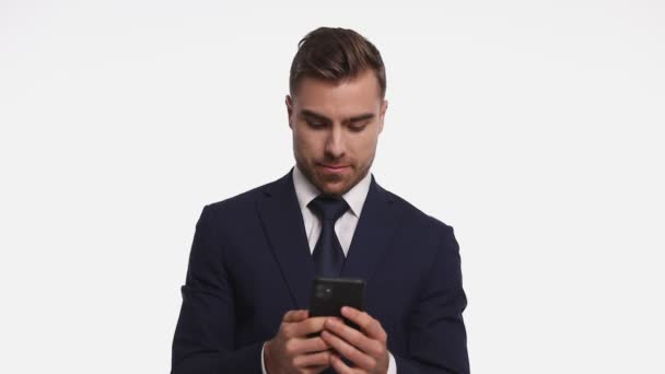 Zaskoczony Atrakcyjny Mężczyzna Granatowym Garniturze Trzymający Telefon Entuzjastycznie Czytający Maile — Wideo stockowe