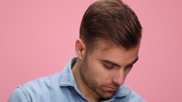 Sexy Casual Young Man Blue Shirt Looking Moving Head Posing — Αρχείο Βίντεο