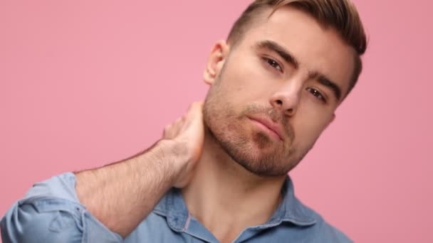 Jovem Camisa Azul Sensualmente Mãos Dadas Atrás Pescoço Cabeça Posando — Vídeo de Stock