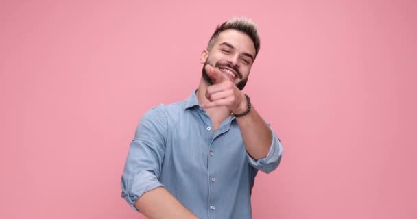 Handsome Casual Man Dancing Pointing Finger Gesturing Call Sign Pink — Αρχείο Βίντεο