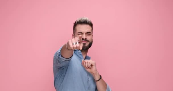 Feliz Hombre Casual Bailando Alrededor Como Hubiera Mañana Contra Fondo — Vídeo de stock