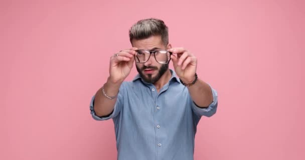 Lässiger Gutaussehender Mann Der Seine Brille Analysiert Sie Dann Aufsetzt — Stockvideo