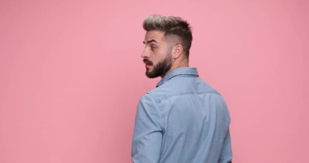 Lässig Sexy Mann Steht Rückspiegel Dreht Sich Verschränkt Die Arme — Stockvideo