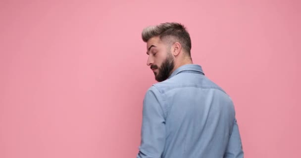 Young Casual Man Standing Rear View Turning Smiling Camera Holding — Αρχείο Βίντεο