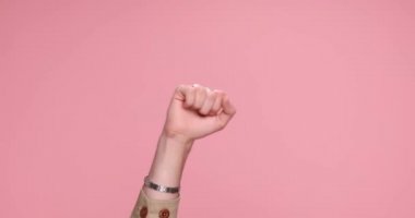 Pembe arka planda bir elle birden beşe kadar sayıp gireceğiz.