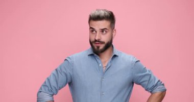 Yakışıklı, sıradan bir adam pembe arka planda unuttuğu bir şeyi hatırlıyor.