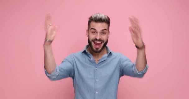 Junger Sexy Lässiger Mann Rückspiegel Dreht Sich Ist Aufgeregt Schreit — Stockvideo