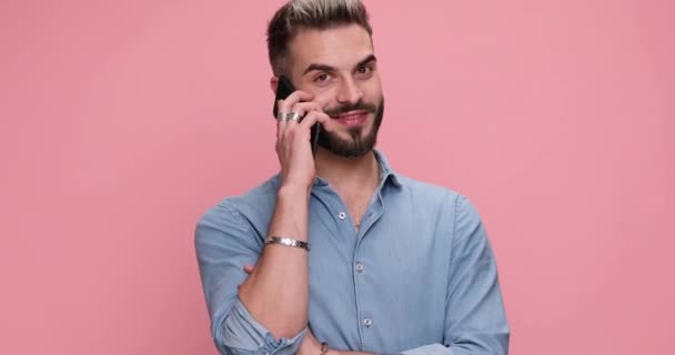 Casual Young Man Talking Phone Smiling Pointing Finger Pink Background — Αρχείο Βίντεο