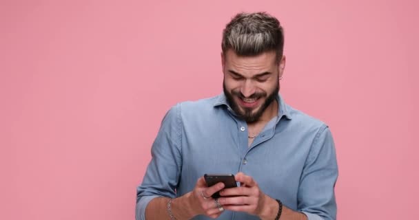 Attractive Casual Man Texting His Phone Bursting Laugh Can Take — Αρχείο Βίντεο