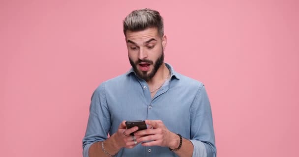 Сексуальный Случайный Мужчина Пишет Сообщение Телефоне Будучи Счастливо Удивлен Взволнован — стоковое видео
