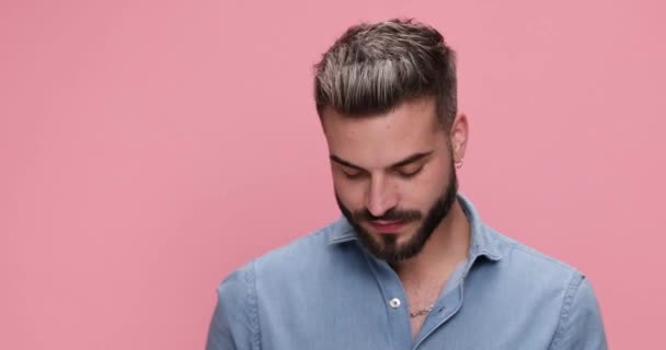 Sexy Casual Homem Celebrando Vitória Levantando Sua Xícara Fundo Rosa — Vídeo de Stock