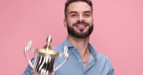 Handsome Casual Man Raising His Trophy Pointing His Finger Giving — Vídeos de Stock