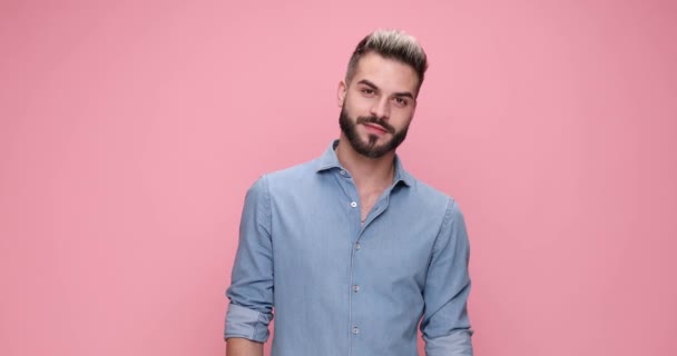 Attraktive Lässige Mann Berührt Seinen Bart Mit Einem Breiten Lächeln — Stockvideo