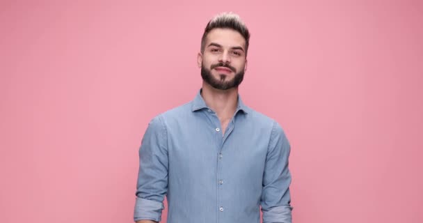 Casual Smiling Man Clapping His Hands Pointing Camera Feeling Excited — 图库视频影像