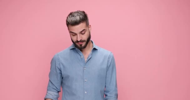 Young Casual Guy Scratching His Head Trying Figure Something Out — Vídeo de stock
