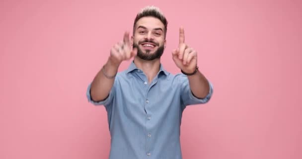 Sexy Lässiger Typ Der Aufgeregt Ist Jemanden Anzurufen Der Ihm — Stockvideo