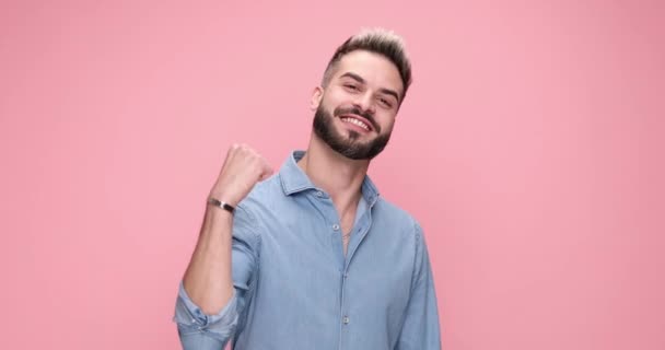 Jong Opgewonden Casual Man Zwaaien Zijn Vuisten Vieren Succes Roze — Stockvideo