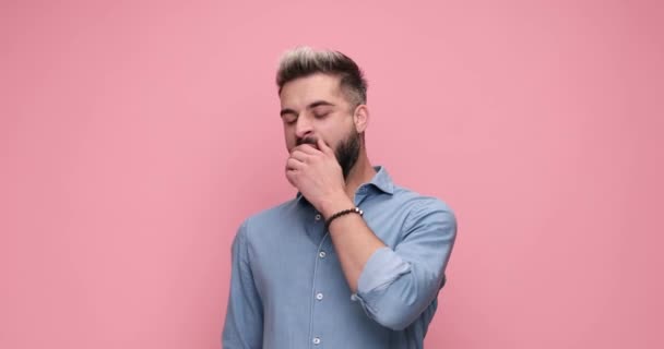 Homem Casual Atraente Gesticulando Que Tédio Está Matando Contra Fundo — Vídeo de Stock