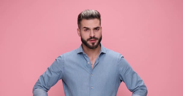 Casual Man Can Believe What Sees Slapping His Head Making — Video Stock