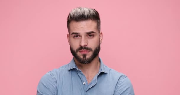Seksi Sıradan Bir Adamın Üzgün Olması Pembe Arka Plana Rağmen — Stok video