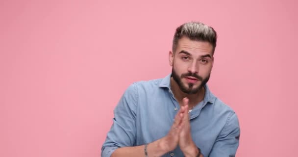 Sexy Casual Homem Esfregando Palmas Das Mãos Focando Seguida Pulando — Vídeo de Stock