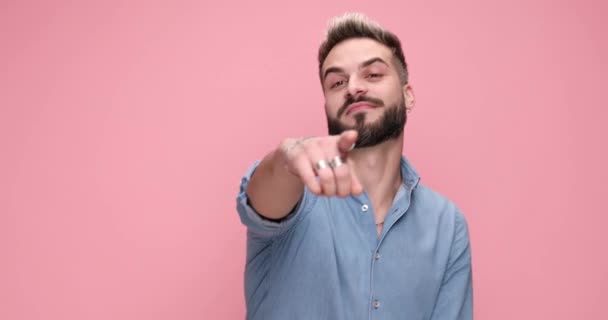 Handsome Casual Man Pointing Camera Dancing Cool Moves Having Fun — Stock videók