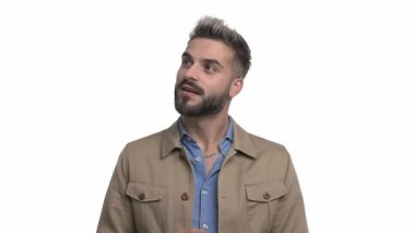 Genç adam hangi yöne gideceği konusunda çok kararsız.