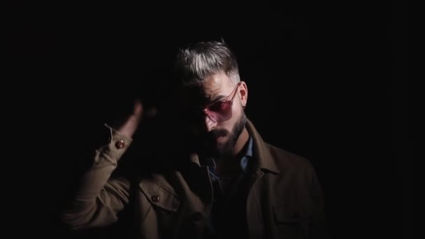 Dramatisk Cool Man Bär Solglasögon Avslöjar Från Mörkret Håller Handen — Stockvideo