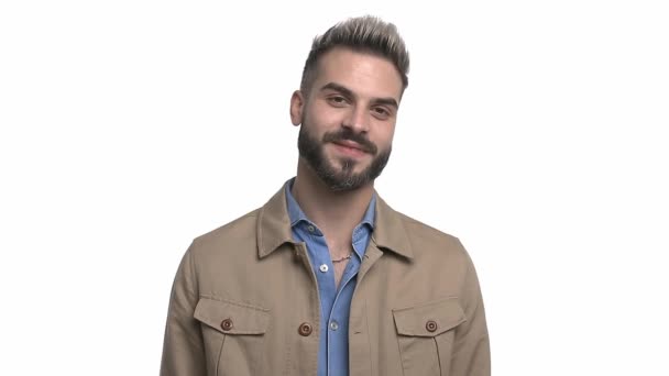 Casual Joven Con Camisa Vaquera Sonriendo Señalando Con Los Dedos — Vídeos de Stock